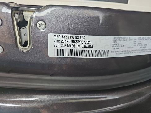Used 2023 Chrysler Pacifica Touring-L FWD image 34