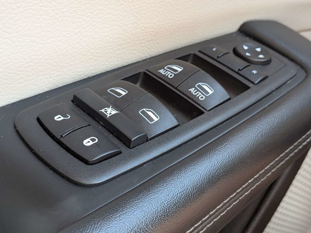 Used 2024 Chrysler Pacifica Touring-L FWD image 29