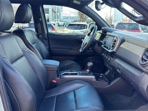 Used 2022 Toyota Tacoma TRD Sport w/ TRD Premium Sport Package image 17