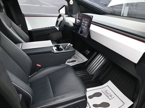 Used 2024 Tesla Cybertruck AWD Crew Cab image 29