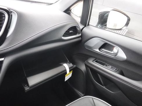 New 2026 Chrysler Pacifica Limited image 32