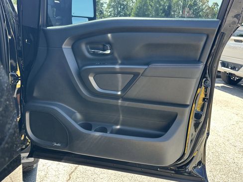 Used 2021 Nissan Titan PRO-4X w/ Pro-4x Convenience Package AWD/4WD image 15