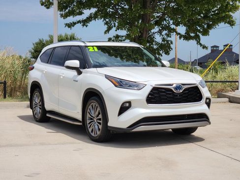 Used 2021 Toyota Highlander Platinum AWD/4WD image 3