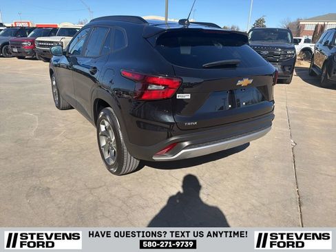 Used 2025 Chevrolet Trax LT w/ LT Convenience Package image 8