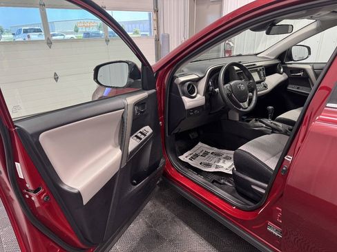 Used 2018 Toyota RAV4 XLE FWD image 8