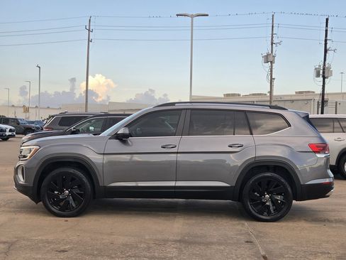 Used 2024 Volkswagen Atlas SE w/ Black Wheel Package FWD image 6