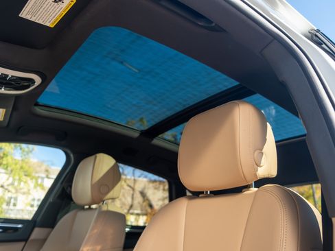 Certified 2023 Porsche Macan image 16