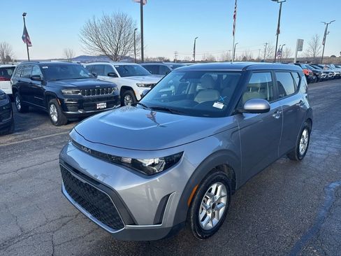 Used 2025 Kia Soul LX FWD image 4