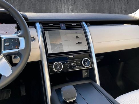 Certified 2025 Land Rover Discovery S image 9