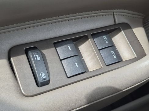 Used 2011 Lincoln MKX AWD w/ Wood Pkg image 32