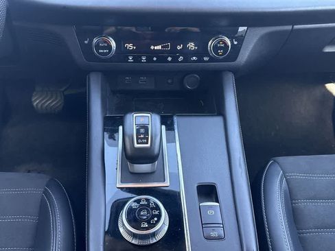 Used 2024 Mitsubishi Outlander SE image 17