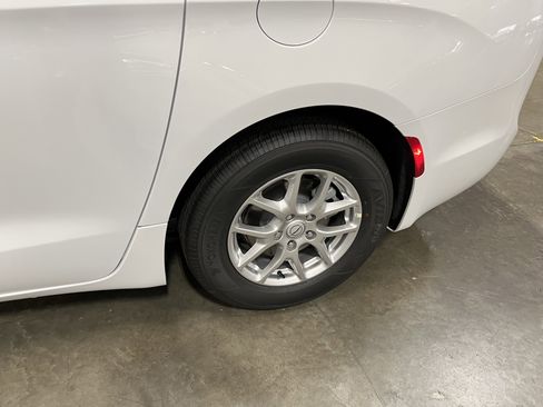 New 2026 Chrysler Pacifica Select FWD image 25