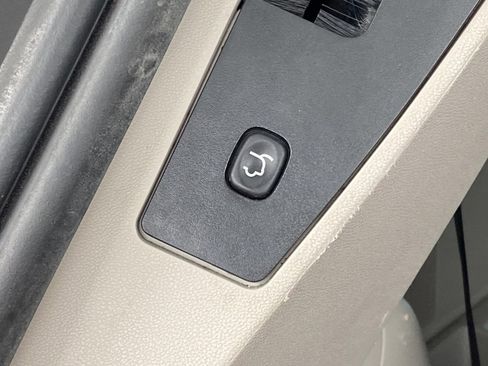 Used 2014 Chrysler Town & Country Touring image 15