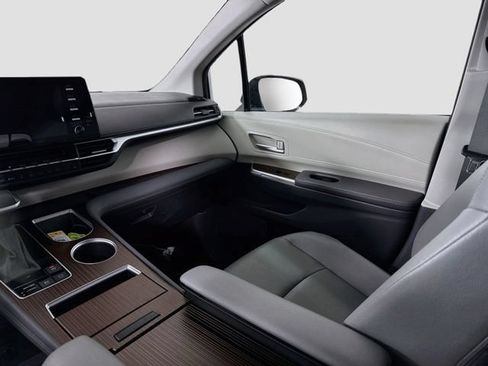 Certified 2024 Toyota Sienna XLE FWD image 25