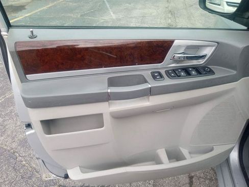 Used 2010 Chrysler Town & Country Touring FWD image 3