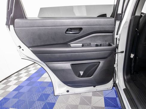 Used 2025 Nissan Pathfinder SV image 16