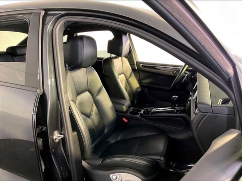 Certified 2024 Porsche Macan AWD/4WD image 18