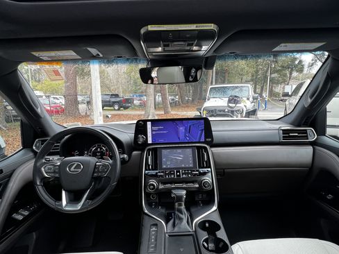 Used 2022 Lexus LX 600 4WD w/ Accessory Package (Z1) image 38