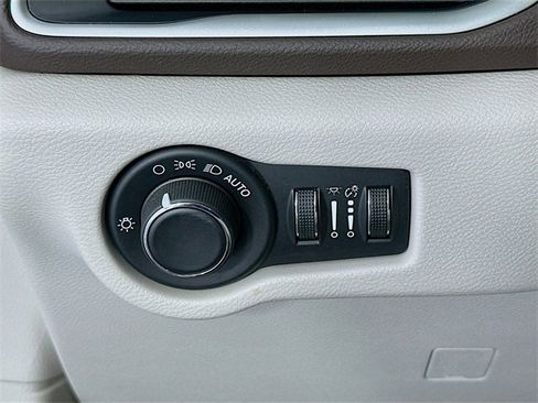 Used 2020 Chrysler Voyager LX image 10