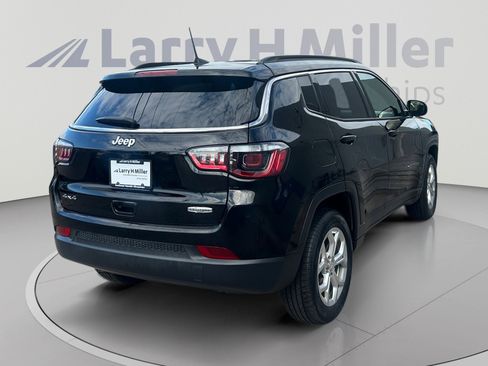 Used 2024 Jeep Compass Latitude AWD/4WD image 6