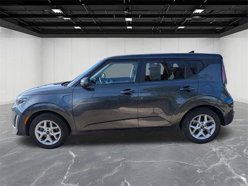 Used 2023 Kia Soul LX w/ LX Technology Package image 2