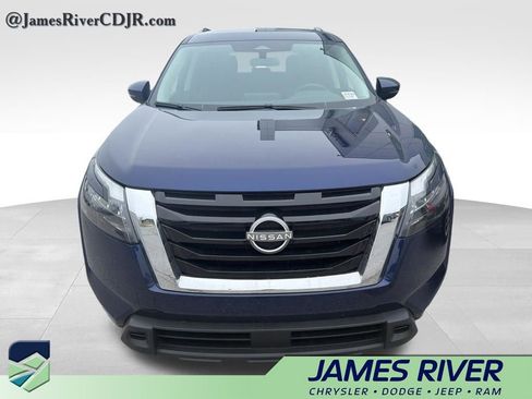 Used 2025 Nissan Pathfinder SV FWD image 3