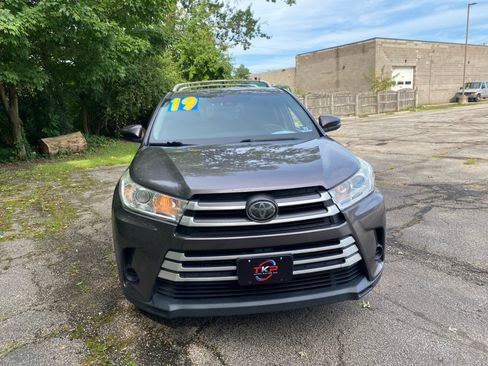 Used 2019 Toyota Highlander LE AWD/4WD image 8