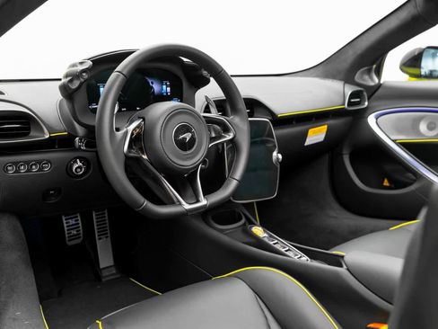 Used 2025 McLaren Artura Spider image 2