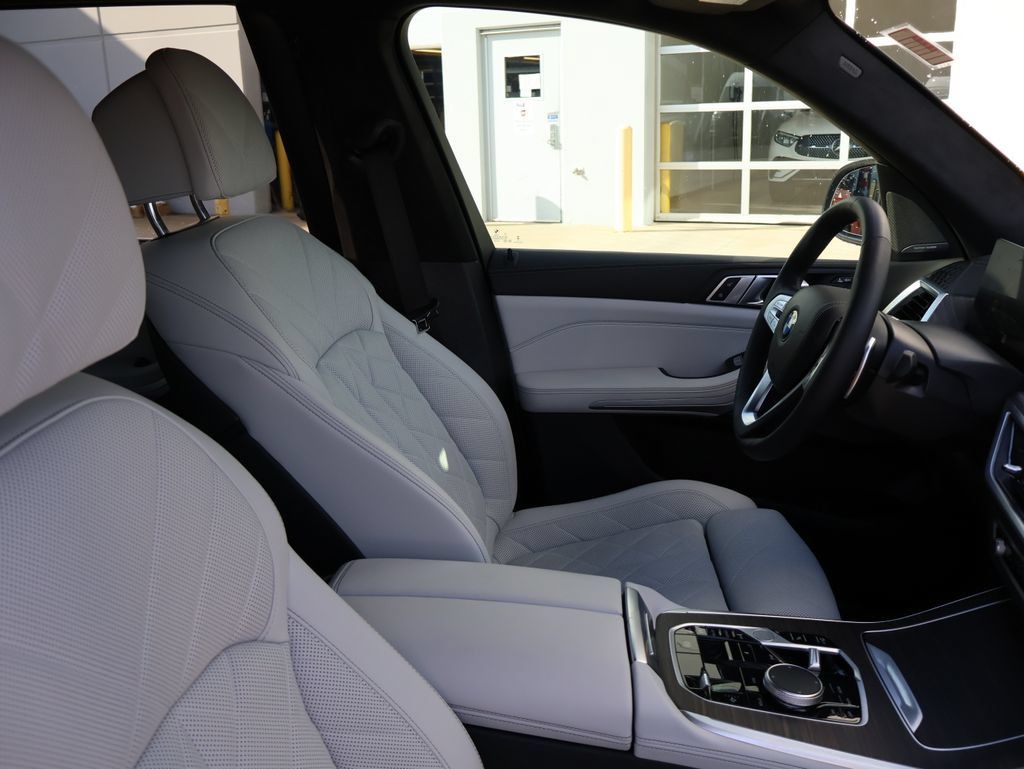 Used 2024 BMW X7 xDrive40i w/ Premium Package AWD/4WD image 10