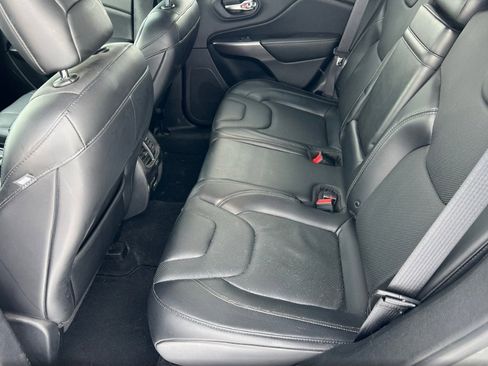 Used 2019 Jeep Cherokee Limited image 12