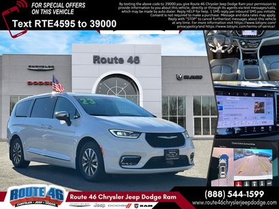 Used 2023 Chrysler Pacifica Limited w/ Uconnect Theater Family Group