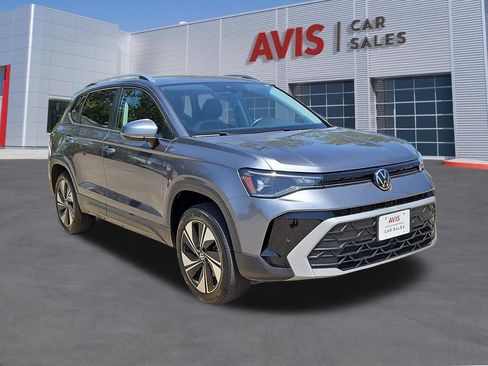 Used 2025 Volkswagen Taos SE AWD/4WD image 3