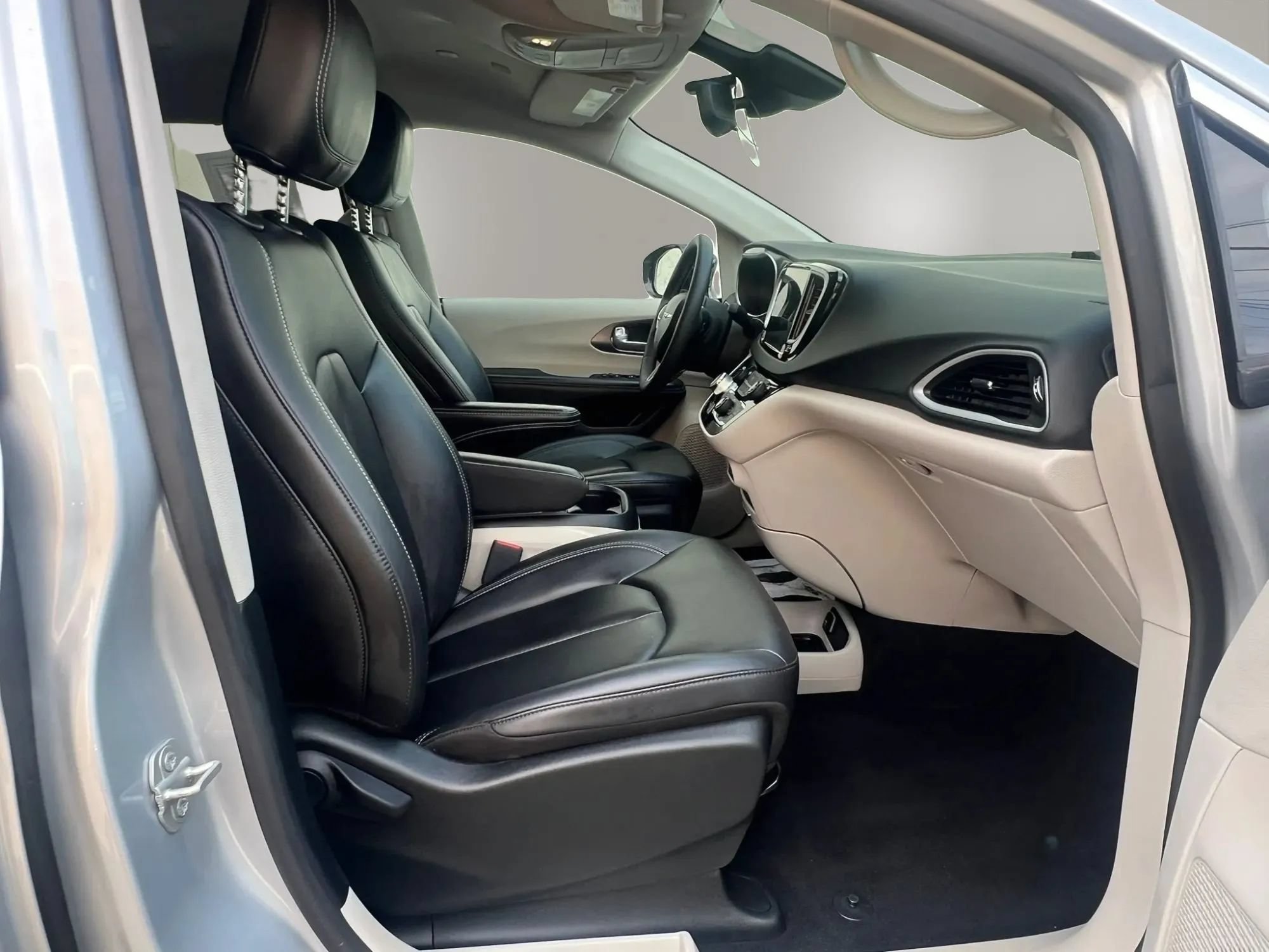 Used 2024 Chrysler Pacifica Touring-L FWD image 32