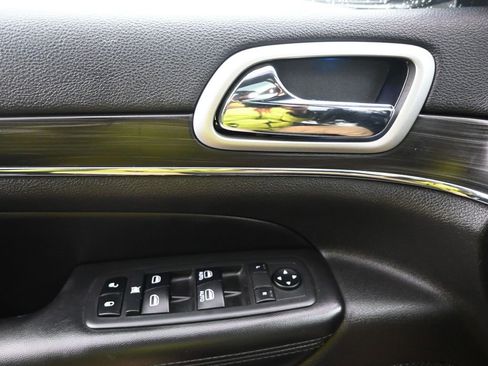 Used 2019 Jeep Grand Cherokee Limited w/ Luxury Group II image 18