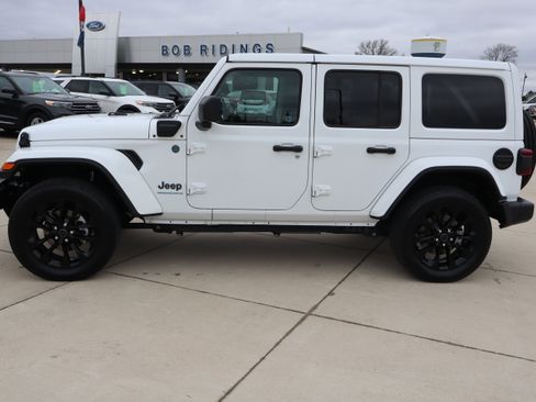 Used 2025 Jeep Wrangler Unlimited Sahara w/ Safety Group AWD/4WD image 8