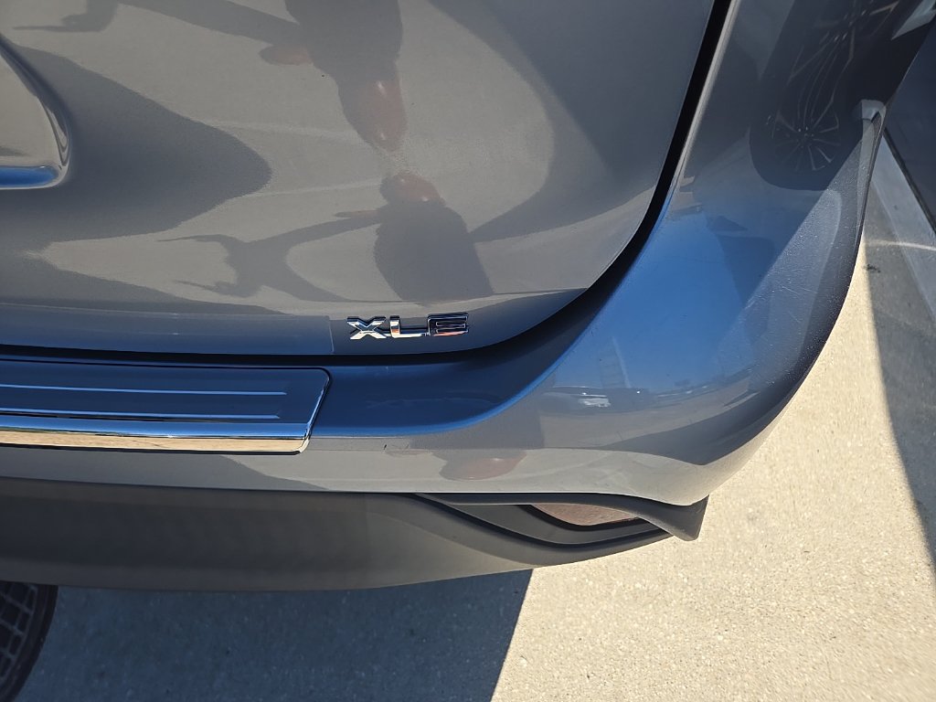 Used 2022 Toyota Highlander XLE FWD image 6