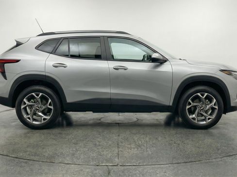 Used 2025 Chevrolet Trax LT w/ LT Convenience Package image 11