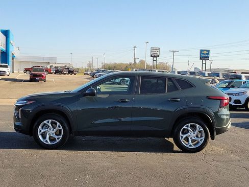 Used 2025 Chevrolet Trax LS w/ LS Convenience Package FWD image 3