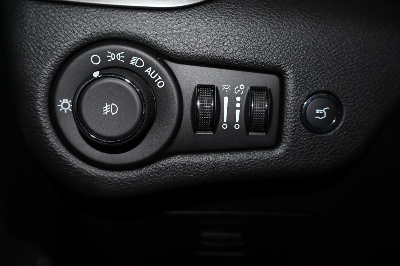 Used 2019 Jeep Cherokee Limited AWD/4WD image 17