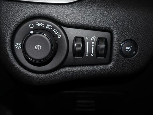 Used 2019 Jeep Cherokee Limited AWD/4WD image 17