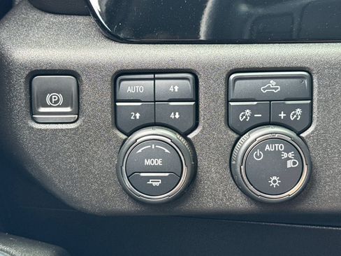 Used 2024 Chevrolet Silverado 1500 LT image 38