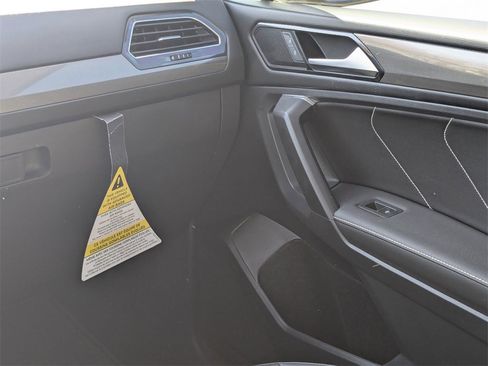 Used 2023 Volkswagen Tiguan SE image 14