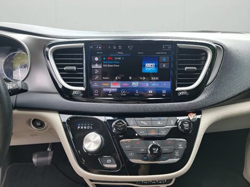 Used 2022 Chrysler Pacifica Touring-L FWD image 19