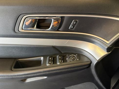 Used 2017 Ford Explorer XLT image 19