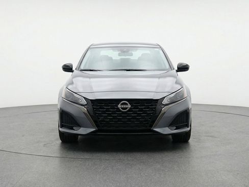 Used 2025 Nissan Altima 2.5 SV FWD image 2