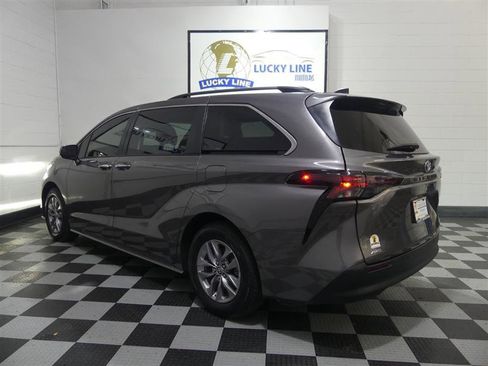 Used 2023 Toyota Sienna XLE w/ XLE Plus Package image 11