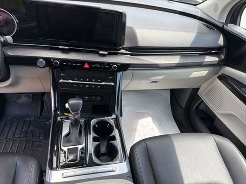 Used 2022 Kia Carnival EX FWD image 15