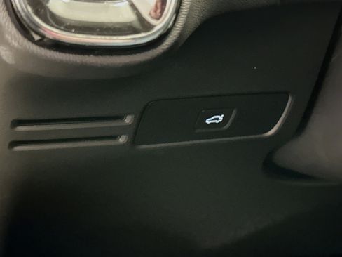 Used 2025 Volvo XC40 B5 Core image 17