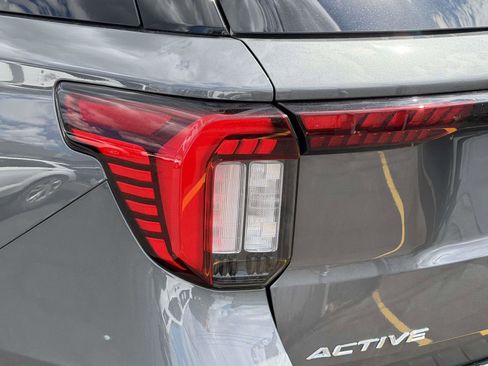 Used 2025 Ford Explorer Active AWD/4WD image 9