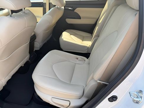 Used 2022 Toyota Highlander XLE AWD/4WD image 12